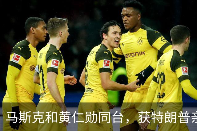 马斯克和黄仁勋同台，获特朗普亲发的奖章，俩科技大佬的母亲也到场了