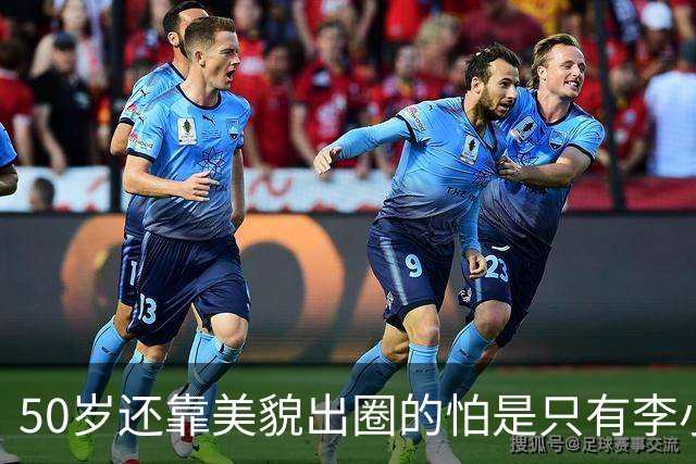 50岁还靠美貌出圈的怕是只有李小冉了，本人确实高瘦白但五官一般